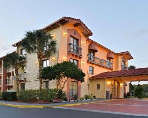 een gebouw met palmbomen ervoor bij Rodeway Inn Near Ybor City - Casino in Tampa