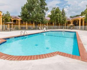 una grande piscina con acqua azzurra di Econo Lodge Dalton West a Dalton Altre 22 foto