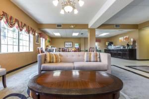 sala de estar con sofá y mesa de centro en Quality Inn Cordele, en Cordele