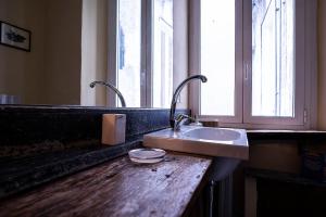 un bagno con lavandino e finestra di Casa Costa Romantica a Genova Altre 62 foto