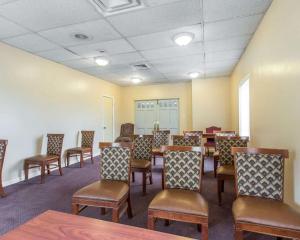 una sala d'attesa con sedie e tavoli in una stanza di Econo Lodge Dalton West a Dalton