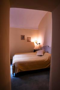 ジェノヴァにあるCasa Costa Romanticaのベッドルーム1室(大型ベッド1台付)