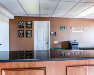 una oficina con un mostrador con una señal de una posada de lealtad en Quality Inn Dahlonega Near University, en Dahlonega