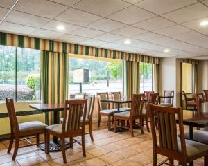 uma sala de jantar com mesas e cadeiras e uma janela em Econo Lodge Inn & Suites at Fort Moore em Columbus