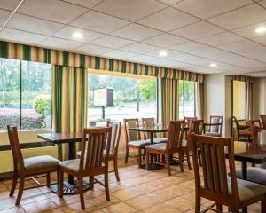 a dining room with tables and chairs and a window at Econo Lodge Inn & Suites Columbus near Fort Benning in Columbus