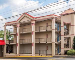 アトランタにあるEcono Lodge Atlanta College Parkの通りに面したアパートメントビル