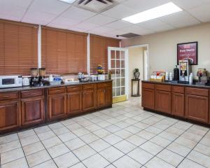アトランタにあるEcono Lodge Atlanta College Parkの木製キャビネットと電化製品が備わる広いキッチン