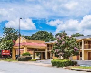 a hotel building with a tree in front of it at Econo Lodge Inn & Suites Columbus near Fort Benning in Columbus