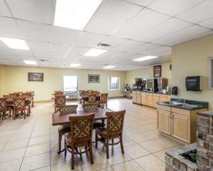 una sala da pranzo con tavoli e sedie e una cucina di Econo Lodge Dalton West a Dalton