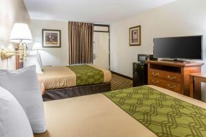 Un pat sau paturi într-o cameră la Econo Lodge Midtown