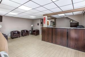 um átrio com uma sala de espera com cadeiras e um balcão em Econo Lodge Midtown em Savannah