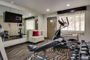 The fitness centre and/or fitness facilities at Quality Inn & Suites Athens University Area