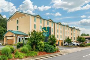 ein Hotel mit einem Schild vor einem Gebäude in der Unterkunft Quality Inn & Suites Union City - Atlanta South in Union City
