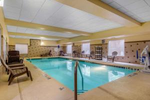 ein großer Pool in einem Hotelzimmer in der Unterkunft Quality Inn & Suites Union City - Atlanta South in Union City