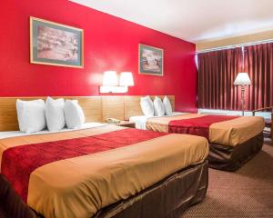 アトランタにあるEcono Lodge Atlanta College Parkのベッド2台 ホテルルーム 赤い壁 +22枚の写真