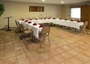 Konferenčné priestory v ubytovaní Econo Lodge Inn & Suites at Fort Moore