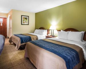 Tempat tidur dalam kamar di Quality Inn Darien-North Brunswick