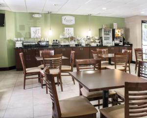 um restaurante com mesas e cadeiras e um balcão em Sleep Inn & Suites Columbus State University Area em Columbus
