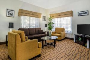 A seating area at Sleep Inn near The Avenue