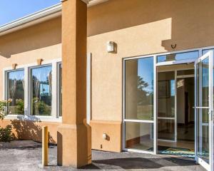 un edificio con puertas de cristal en un lateral en Quality Inn & Suites, en Cartersville