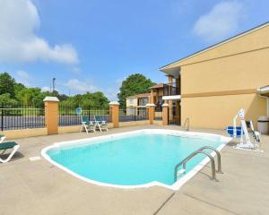a swimming pool in front of a building at Quality Inn & Suites in Cartersville