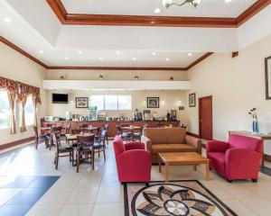 a restaurant with tables and chairs and a bar at Quality Inn & Suites in Cartersville
