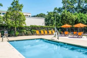 a swimming pool with chairs and umbrellas at Comfort Inn Atlanta Downtown South in Atlanta