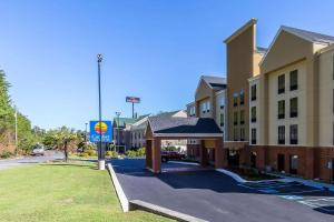 Comfort Inn & Suites Dalton في دالتون: فندق فيه لافته امام مبنى