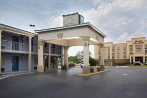 un edificio con una torre de reloj encima en Quality Inn Augusta West Near Fort Eisenhower, en Augusta