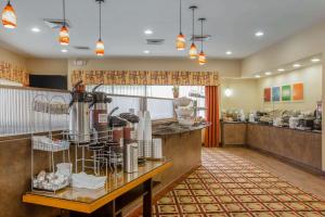 Restaurant o un lloc per menjar a Comfort Suites Golden Isles Gateway