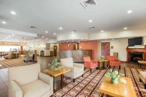 Majoituspaikan Comfort Suites Golden Isles Gateway baari tai lounge-tila