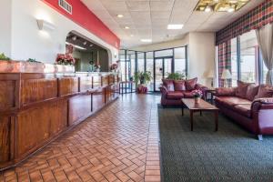 The lobby or reception area at Econo Lodge Inn & Suites Conference Center Dublin