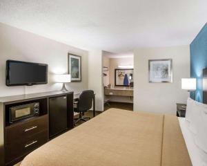 A bed or beds in a room at Quality Inn Macon