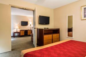 Habitación de hotel con cama y TV en Econo Lodge Inn & Suites Conference Center Dublin, en Dublin