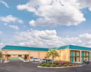 a large building with cars parked in a parking lot at Quality Inn in Macon