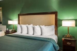 Кровать или кровати в номере Quality Inn Byron