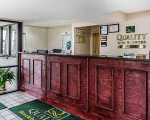 un restaurante con barra de madera en una habitación en Quality Inn & Suites Stockbridge Atlanta South I-75 en Stockbridge