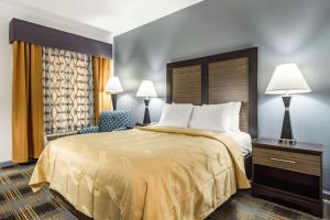 Tempat tidur dalam kamar di Quality Inn near Six Flags Douglasville