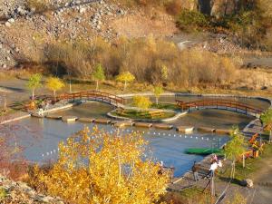 un parque con un puente y un estanque en Panoráma Panzió, en Mátrafüred