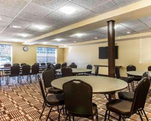 Comfort Inn & Suites Ballpark Area في أتلانتا: قاعة اجتماعات مع طاولات وكراسي وتلفزيون