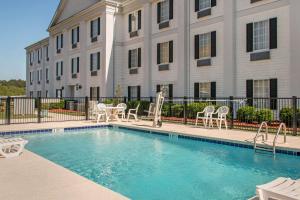 a swimming pool in front of a building at Quality Inn Pooler - Savannah I-95 in Savannah