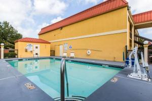 A piscina localizada em Royal Palms Inn ou nos arredores