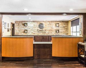 um bar num restaurante com uma parede de tijolos em Comfort Inn & Suites Ballpark Area em Atlanta