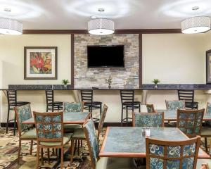 Quality Inn at Collins Road - Cedar Rapids 레스토랑 또는 맛집