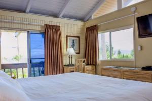 基黑Kohea Kai Hotel Maui的带床、书桌和窗户的卧室 更多37张照片