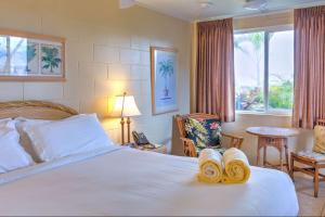 基黑Kohea Kai Hotel Maui的酒店房间里有一张床，上面放着毛巾
