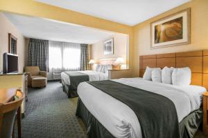 um quarto de hotel com duas camas e uma televisão em Quality Inn Dubuque on Hwy 20 em Dubuque