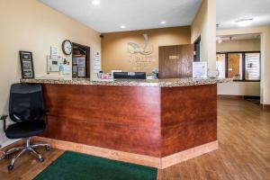 Лобби или стойка регистрации в Quality Inn Dubuque on Hwy 20