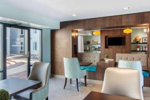 A seating area at Clarion Inn & Suites Atlanta Downtown