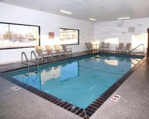 a large swimming pool in a hotel room at Econo Lodge in Ames